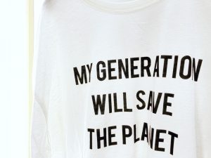 Slogan tee: una guida di stile