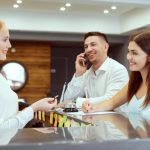 Upselling negli hotel: le strategie segrete per farti spendere di più